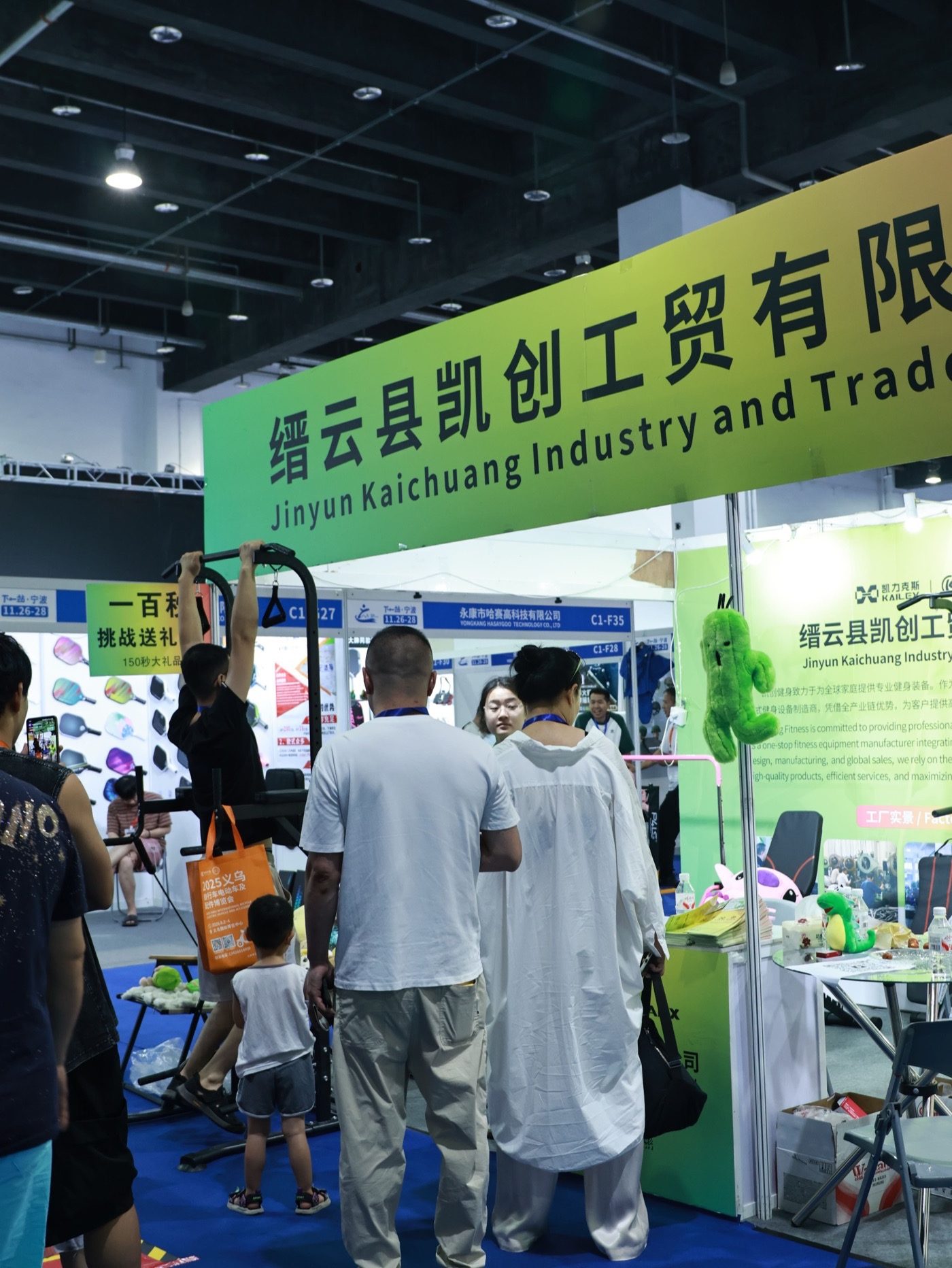 Visitor testing a KAILEX pull-up station at a trade show